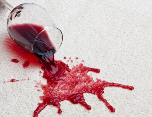 Rotweinfleck aus Teppich entfernen